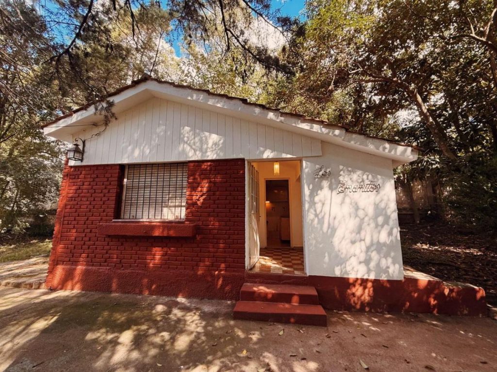 Casa en La Quebrada Rio Ceballos con Amplio Parque Arbolado y Pileta