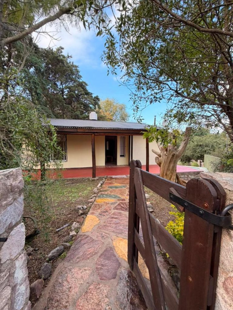 Casa con Pileta en Agua de Oro a 2 Cuadras de Rio, Precio Unico Casa con Pileta en Agua de Oro a 2 Cuadras de Rio, Precio Unico